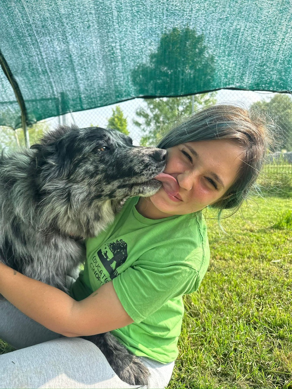 Francesca con un cane del Giardino di Ecuba